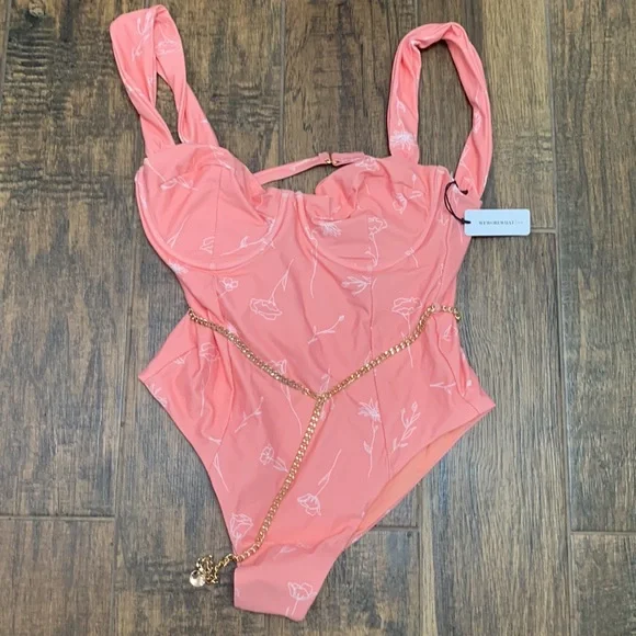 WeWoreWhatDanielle One Piece vintage line floral